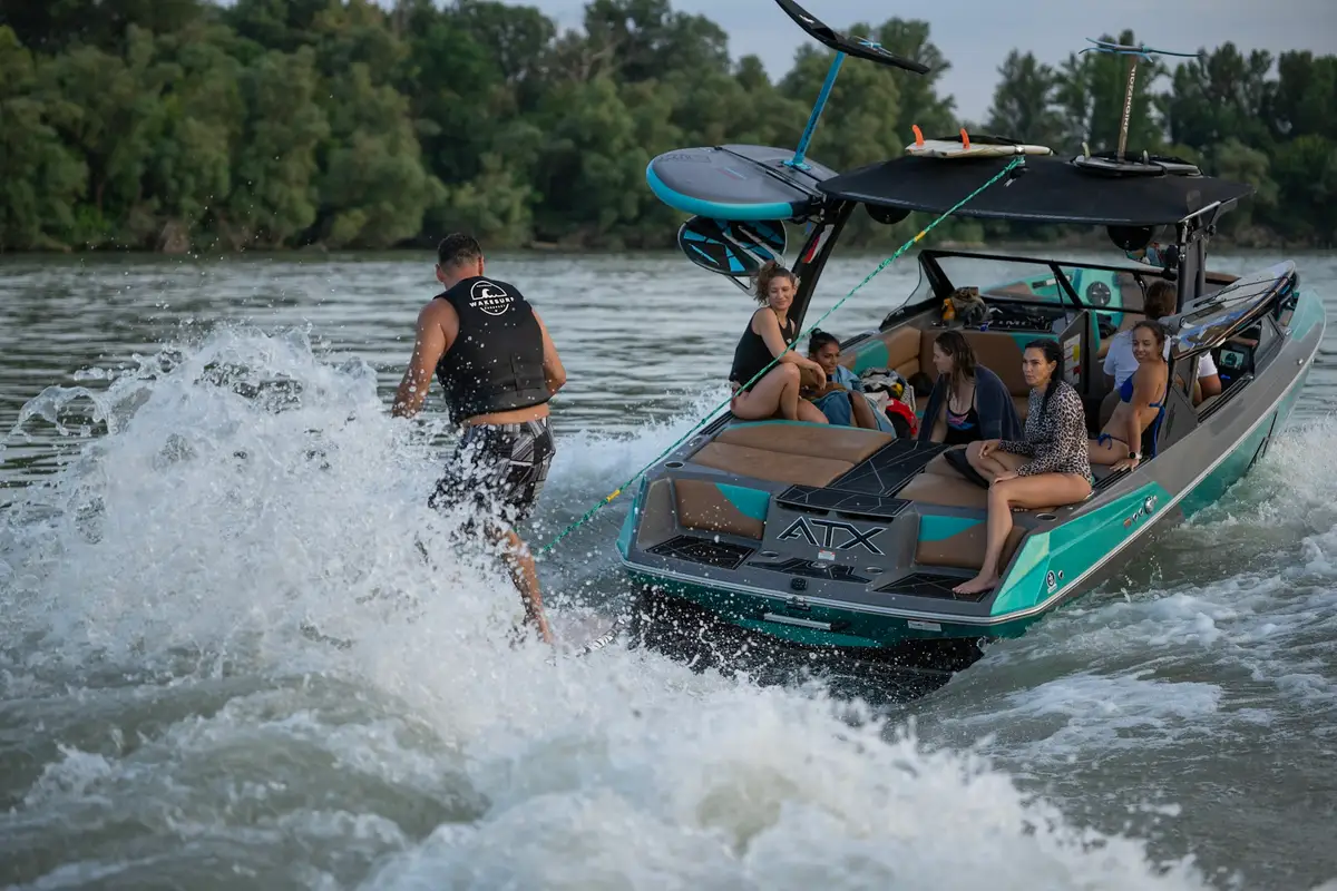 Wakesurf/Wakeboard on Danube – ATX Type S 22 — photo 1 of 3